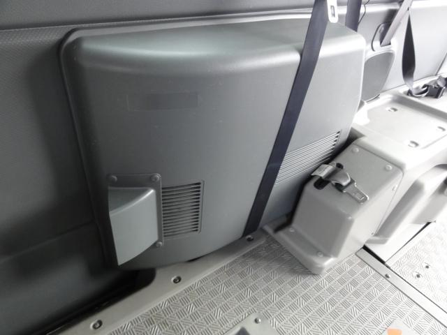 ＮＶ３５０キャラバンバン ４Ｄバン２．５チェアキャブ車いす１＋１名仕様　ＨＲ　１０人乗　ハイルーフ　オートステップ　２ＷＤ　電動車椅子リフト　純正メモリーナビ　フルセグＴＶ　アラウンドビューＭ　リアヒーター　リアクーラー　ドラレコ　エマージェンシーブレーキ　横滑り防止装置　キーレス（9枚目）