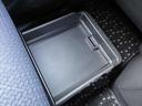 小物から大きな荷物までしっかり入れられる♪欲しい物が欲しい時にさっと取り出せる豊富な収納スペース♪助手席シートアンダーボックスは、便利な前後スライド式です！