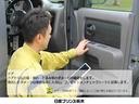 ドアトリムの傷・割れ・たるみ等のダメージの確認をします。