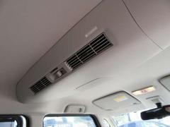 リヤシーリングファン☆ルーフに取り付けたファンで、風を後席にも送風♪空気を効率的に循環させることで、室内空間の温度を均一に保ちます！ 3