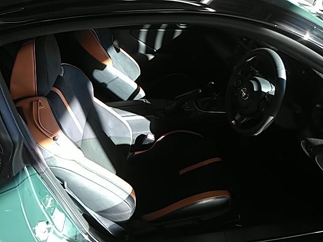 GR86 RZ ワンオーナー キーレス フルセグ ナビ&TV 17アルミホイール エアバッグ フル装備 助手席エアバッグ 衝突被害軽減システム ETC バックカメラ スマートキー 横滑り防止機能 シートヒーター(10枚目)