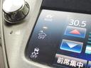ハイブリッドロイヤルサルーン 保証書/純正 SDナビ/衝突安全装置/シートヒーター 前席/ヘッドランプ HID/Bluetooth接続/ETC/EBD付ABS/横滑り防止装置/アイドリングストップ/クルーズコントロール 電動シート(27枚目)