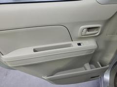 ＷＥＣＡＲＳでは各商談席に大型モニターをご用意しております！見やすい大画面でゆったりと全国の在庫をご覧いただけます！是非ご来店お待ちしております！ 7