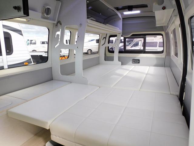 キャンピングカー S&H製 オリジナルキャンパー 2700ccガソリン ポップアップルーフ 窓埋め 9名乗車4名就寝 リアラダー シンク アウターシャワー ツインサブBT 1500Wインバーター(6枚目)