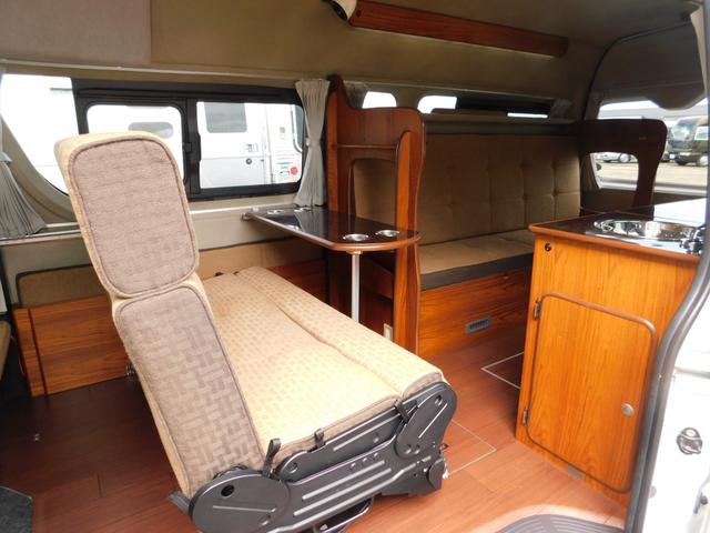 キャンピングカー ビークル ベッセルJ 2700ccガソリン 9名乗車5名就寝 シンク 冷蔵庫 リアクーラー・ヒーター リアスピーカー ツインサブBT 走行充電 350Wインバーター サイドオーニング(5枚目)