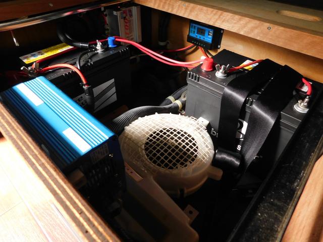 キャンピングカー ビークル ベッセルJ 2700ccガソリン 9名乗車5名就寝 シンク 冷蔵庫 リアクーラー・ヒーター リアスピーカー ツインサブBT 走行充電 350Wインバーター サイドオーニング(14枚目)