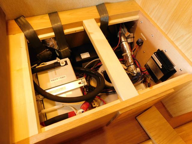 キャンピングカー カトーモーター DD 2700ccガソリン 冷蔵庫 FFヒーター ツインサブBT 外部電源・充電器 3000Wインバーター マックスファン サイドオーニング レカロシート2脚 スタビ(45枚目)