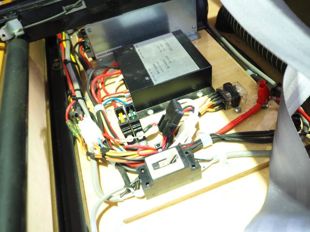キャンピングカー ハイエース3型 ノースライフ製トラベルスター FFヒーター ツインサブ 後部モニター マックスファン 網戸3枚 シェード シンク カセットコンロ 9名乗車3名就寝 新品タイヤ(27枚目)