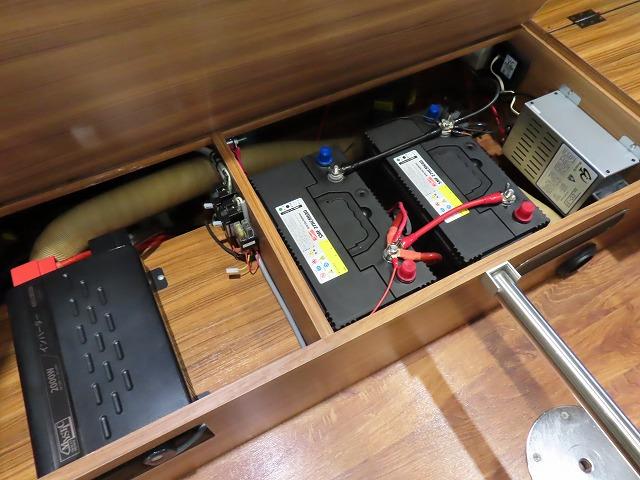 レジアスエースバン 　キャンピングカー　ミスティック　マティアス　９名乗車６名就寝　シンク　冷蔵庫　電子レンジ　ツインサブ　走行充電　外部充電　２０００Ｗインバーター　外部電源　ソーラーパネル　ＦＦヒーター（11枚目）