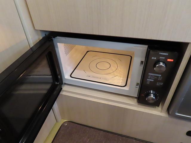 ハイエースバン キャンピングカー ファンルーチェ ウラルエイジア 6名乗車4名就寝 シンク 冷蔵庫 電子レンジ ツインサブ 走行充電 外部充電 外部電源 1500Wインバーター 家庭用エアコン ソーラーパネル(11枚目)