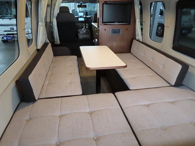 キャラバン 　キャンピングカー　ビークル　デュオ　タイプＣ　６名乗車３名就寝　シンク　冷蔵庫　液晶テレビ　ツインサブバッテリー　走行充電　外部充電　３５０Ｗインバーター　外部電源　ルーフベント　オーニング（6枚目）