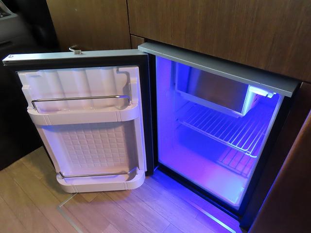 キャラバン 　キャンピングカー　ビークル　デュオ　タイプＣ　６名乗車３名就寝　シンク　冷蔵庫　液晶テレビ　ツインサブバッテリー　走行充電　外部充電　３５０Ｗインバーター　外部電源　ルーフベント　オーニング（11枚目）