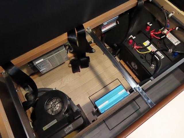 キャラバン 　キャンピングカー　ビークル　デュオ　タイプＣ　６名乗車３名就寝　シンク　冷蔵庫　液晶テレビ　ツインサブバッテリー　走行充電　外部充電　３５０Ｗインバーター　外部電源　ルーフベント　オーニング（14枚目）