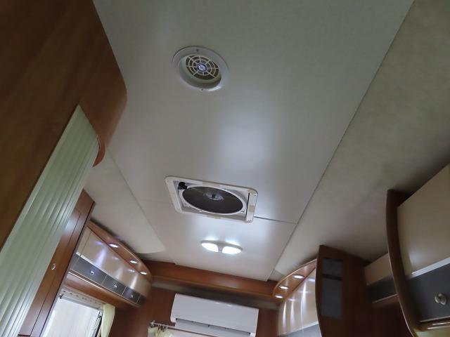 カムロード  キャンピングカー バンテック ジル480スキップ シンク 冷蔵庫 電子レンジ 液晶テレビ ポータブルトイレ トリプルサブバッテリー 走行充電 外部充電 1500Wインバーター 外部電源 ソーラーパネル(6枚目)