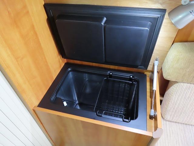 カムロード  キャンピングカー バンテック ジル480スキップ シンク 冷蔵庫 電子レンジ 液晶テレビ ポータブルトイレ トリプルサブバッテリー 走行充電 外部充電 1500Wインバーター 外部電源 ソーラーパネル(9枚目)