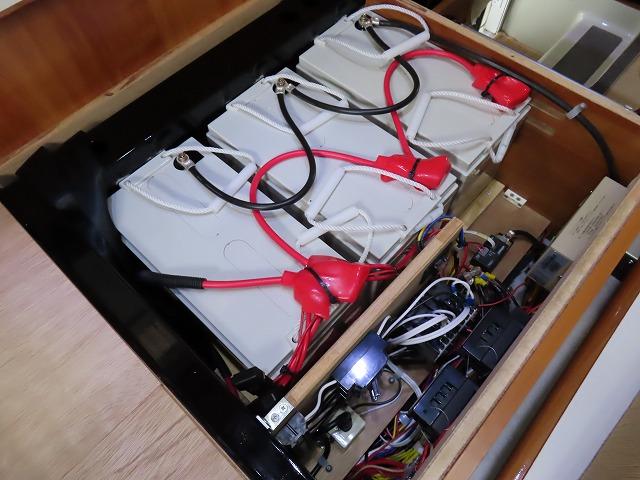 カムロード  キャンピングカー バンテック ジル480スキップ シンク 冷蔵庫 電子レンジ 液晶テレビ ポータブルトイレ トリプルサブバッテリー 走行充電 外部充電 1500Wインバーター 外部電源 ソーラーパネル(12枚目)