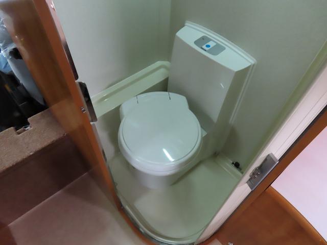 カムロード  キャンピングカー バンテック ジル480スキップ シンク 冷蔵庫 電子レンジ 液晶テレビ ポータブルトイレ トリプルサブバッテリー 走行充電 外部充電 1500Wインバーター 外部電源 ソーラーパネル(13枚目)