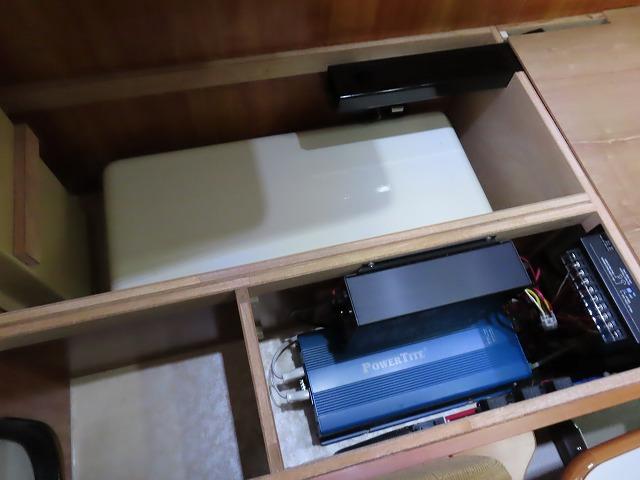 カムロード  キャンピングカー バンテック ジル480スキップ シンク 冷蔵庫 電子レンジ 液晶テレビ ポータブルトイレ トリプルサブバッテリー 走行充電 外部充電 1500Wインバーター 外部電源 ソーラーパネル(29枚目)