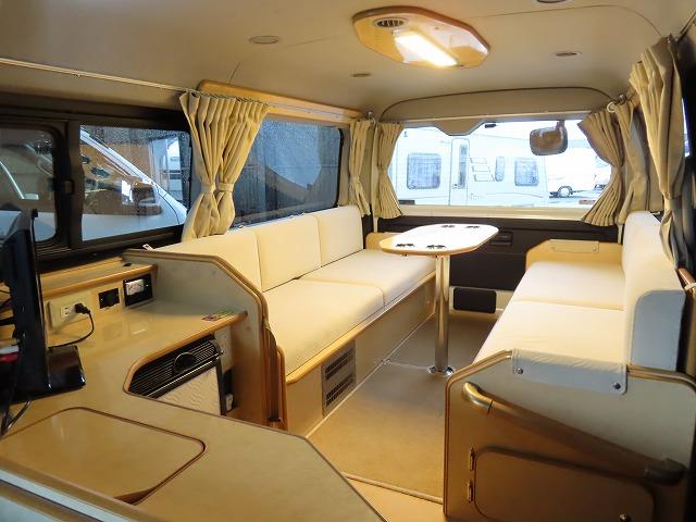 ハイエースワゴン キャンピングカー フジカーズジャパン FOCS DS 10名乗車3名就寝 シンク 冷蔵庫 液晶テレビ シングルサブバッテリー 走行充電 外部充電 350Wインバーター 外部電源 ソーラーパネル(2枚目)