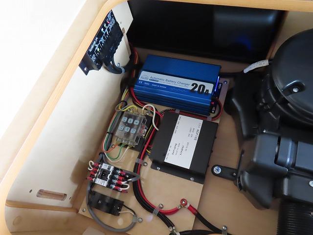 ハイエースワゴン キャンピングカー フジカーズジャパン FOCS DS 10名乗車3名就寝 シンク 冷蔵庫 液晶テレビ シングルサブバッテリー 走行充電 外部充電 350Wインバーター 外部電源 ソーラーパネル(30枚目)