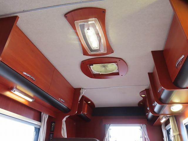 カムロード キャンピングカー ナッツRV クレソンボヤージュ 7名乗車6名就寝 シンク 冷蔵庫 テレビアンテナ ツインサブバッテリー 走行充電 外部充電 外部電源 ソーラーパネル マックスファン FFヒーター(7枚目)