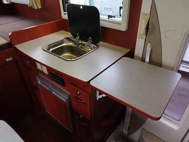 カムロード キャンピングカー ナッツRV クレソンボヤージュ 7名乗車6名就寝 シンク 冷蔵庫 テレビアンテナ ツインサブバッテリー 走行充電 外部充電 外部電源 ソーラーパネル マックスファン FFヒーター(8枚目)