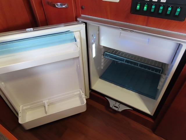 カムロード キャンピングカー ナッツRV クレソンボヤージュ 7名乗車6名就寝 シンク 冷蔵庫 テレビアンテナ ツインサブバッテリー 走行充電 外部充電 外部電源 ソーラーパネル マックスファン FFヒーター(9枚目)