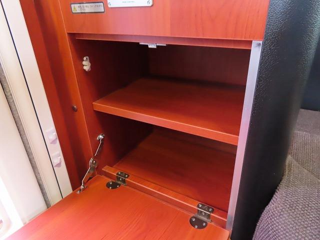 カムロード キャンピングカー ナッツRV クレソンボヤージュ 7名乗車6名就寝 シンク 冷蔵庫 テレビアンテナ ツインサブバッテリー 走行充電 外部充電 外部電源 ソーラーパネル マックスファン FFヒーター(11枚目)