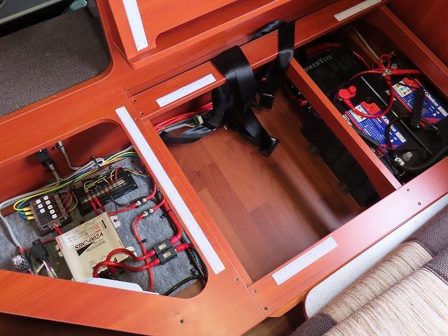 カムロード キャンピングカー ナッツRV クレソンボヤージュ 7名乗車6名就寝 シンク 冷蔵庫 テレビアンテナ ツインサブバッテリー 走行充電 外部充電 外部電源 ソーラーパネル マックスファン FFヒーター(13枚目)