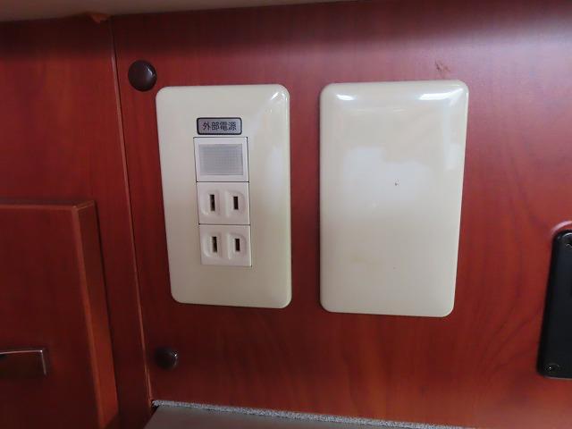 カムロード キャンピングカー ナッツRV クレソンボヤージュ 7名乗車6名就寝 シンク 冷蔵庫 テレビアンテナ ツインサブバッテリー 走行充電 外部充電 外部電源 ソーラーパネル マックスファン FFヒーター(30枚目)