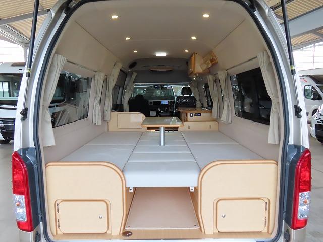 ハイエースバン キャンピングカー FOCS シエスタ 8名乗車3名就寝 シンク 冷蔵庫 フリップダウンモニター シングルサブバッテリー 走行充電 外部充電 1500Wインバーター 外部電源 メモリーナビ(8枚目)