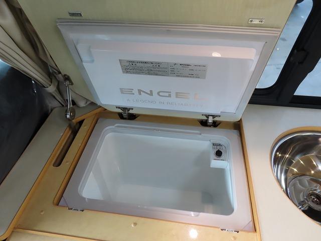 ハイエースバン キャンピングカー FOCS シエスタ 8名乗車3名就寝 シンク 冷蔵庫 フリップダウンモニター シングルサブバッテリー 走行充電 外部充電 1500Wインバーター 外部電源 メモリーナビ(12枚目)