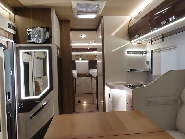 デュカト 　モービルヴェッタ　Ｋヨットテクノライン８６　２２００ｃｃディーゼルターボ　８ＡＴ　乗車４名　就寝４名温水ボイラー　ＦＦヒーター　冷蔵庫　カセットトイレ　外部電源　サブバッテリー（2枚目）