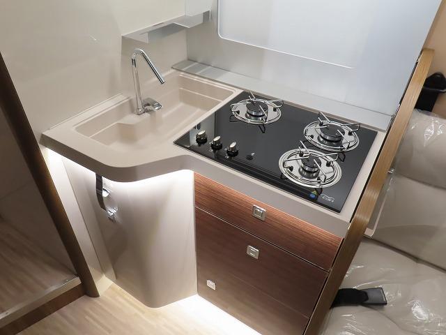 デュカト 　モービルヴェッタ　Ｋヨットテクノライン８６　２２００ｃｃディーゼルターボ　８ＡＴ　乗車４名　就寝４名温水ボイラー　ＦＦヒーター　冷蔵庫　カセットトイレ　外部電源　サブバッテリー（8枚目）