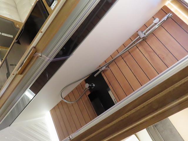 デュカト 　モービルヴェッタ　Ｋヨットテクノライン８６　２２００ｃｃディーゼルターボ　８ＡＴ　乗車４名　就寝４名温水ボイラー　ＦＦヒーター　冷蔵庫　カセットトイレ　外部電源　サブバッテリー（10枚目）