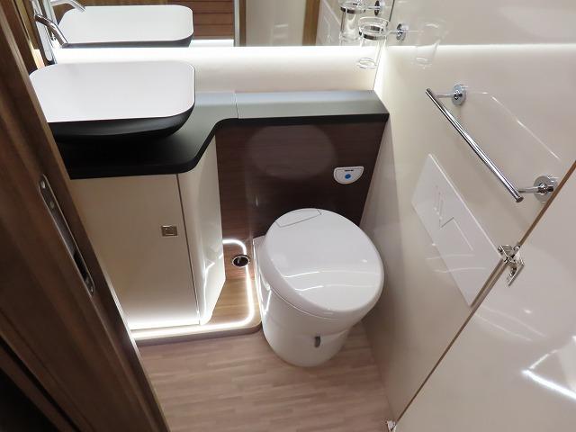 デュカト 　モービルヴェッタ　Ｋヨットテクノライン８６　２２００ｃｃディーゼルターボ　８ＡＴ　乗車４名　就寝４名温水ボイラー　ＦＦヒーター　冷蔵庫　カセットトイレ　外部電源　サブバッテリー（11枚目）