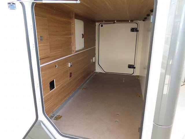 デュカト 　モービルヴェッタ　Ｋヨットテクノライン８６　２２００ｃｃディーゼルターボ　８ＡＴ　乗車４名　就寝４名温水ボイラー　ＦＦヒーター　冷蔵庫　カセットトイレ　外部電源　サブバッテリー（12枚目）