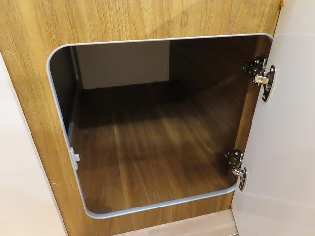 デュカト 　モービルヴェッタ　Ｋヨットテクノライン８６　２２００ｃｃディーゼルターボ　８ＡＴ　乗車４名　就寝４名温水ボイラー　ＦＦヒーター　冷蔵庫　カセットトイレ　外部電源　サブバッテリー（25枚目）