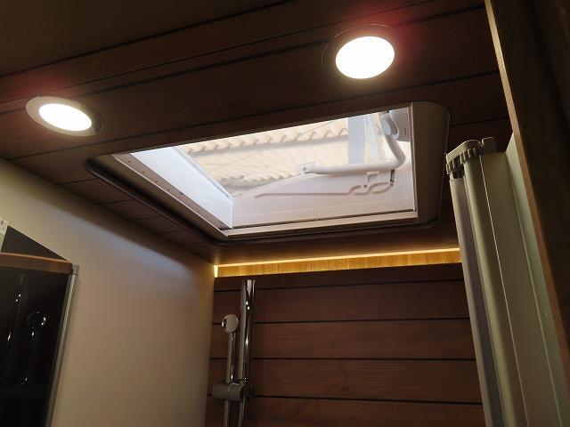 デュカト 　モービルヴェッタ　Ｋヨットテクノライン８６　２２００ｃｃディーゼルターボ　８ＡＴ　乗車４名　就寝４名温水ボイラー　ＦＦヒーター　冷蔵庫　カセットトイレ　外部電源　サブバッテリー（29枚目）