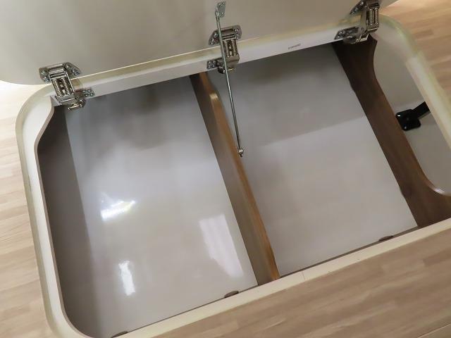 デュカト 　モービルヴェッタ　Ｋヨットテクノライン８６　２２００ｃｃディーゼルターボ　８ＡＴ　乗車４名　就寝４名温水ボイラー　ＦＦヒーター　冷蔵庫　カセットトイレ　外部電源　サブバッテリー（33枚目）