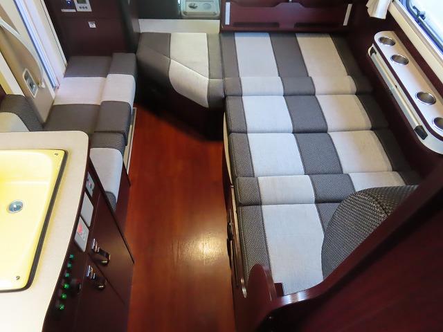 カムロード 　キャンピングカー　ナッツＲＶ　クレソンボヤージュ　エボライト　シンク　冷蔵庫　電子レンジ　トリプルサブバッテリー　走行充電　外部充電　１５００Ｗインバーター　家庭用エアコン　マックスファン（4枚目）