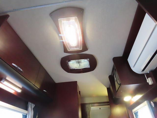 カムロード 　キャンピングカー　ナッツＲＶ　クレソンボヤージュ　エボライト　シンク　冷蔵庫　電子レンジ　トリプルサブバッテリー　走行充電　外部充電　１５００Ｗインバーター　家庭用エアコン　マックスファン（7枚目）