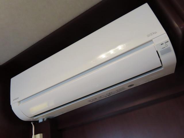 カムロード 　キャンピングカー　ナッツＲＶ　クレソンボヤージュ　エボライト　シンク　冷蔵庫　電子レンジ　トリプルサブバッテリー　走行充電　外部充電　１５００Ｗインバーター　家庭用エアコン　マックスファン（8枚目）