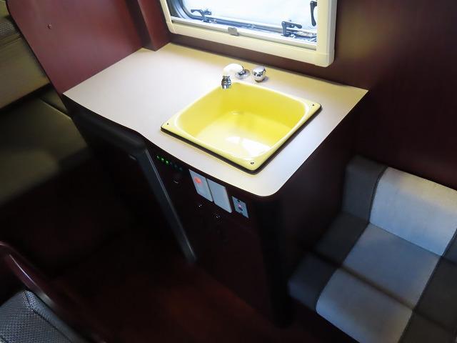 カムロード 　キャンピングカー　ナッツＲＶ　クレソンボヤージュ　エボライト　シンク　冷蔵庫　電子レンジ　トリプルサブバッテリー　走行充電　外部充電　１５００Ｗインバーター　家庭用エアコン　マックスファン（9枚目）