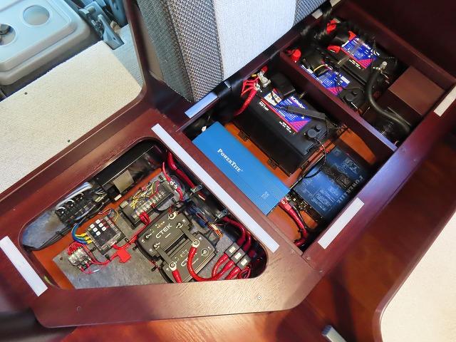 カムロード 　キャンピングカー　ナッツＲＶ　クレソンボヤージュ　エボライト　シンク　冷蔵庫　電子レンジ　トリプルサブバッテリー　走行充電　外部充電　１５００Ｗインバーター　家庭用エアコン　マックスファン（11枚目）