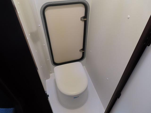 カムロード 　キャンピングカー　ナッツＲＶ　クレソンボヤージュ　エボライト　シンク　冷蔵庫　電子レンジ　トリプルサブバッテリー　走行充電　外部充電　１５００Ｗインバーター　家庭用エアコン　マックスファン（12枚目）