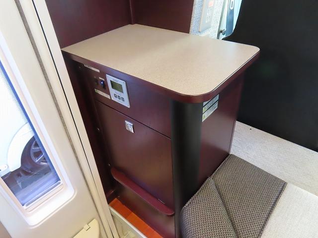 カムロード 　キャンピングカー　ナッツＲＶ　クレソンボヤージュ　エボライト　シンク　冷蔵庫　電子レンジ　トリプルサブバッテリー　走行充電　外部充電　１５００Ｗインバーター　家庭用エアコン　マックスファン（13枚目）