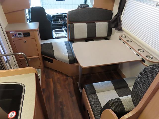 カムロード 　フジカーズジャパン　ＮＯＶＡ　タイプＷ　６名乗車６名就寝　シンク　冷蔵庫電子レンジ　トリプルサブバッテリー　急速充電　外部充電　家庭用エアコン　ＦＦヒーター　マックスファン　１５００Ｗインバーター（3枚目）