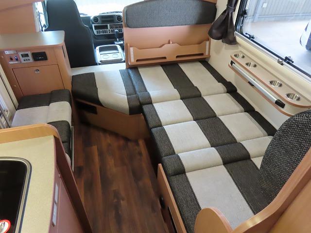 カムロード 　フジカーズジャパン　ＮＯＶＡ　タイプＷ　６名乗車６名就寝　シンク　冷蔵庫電子レンジ　トリプルサブバッテリー　急速充電　外部充電　家庭用エアコン　ＦＦヒーター　マックスファン　１５００Ｗインバーター（4枚目）