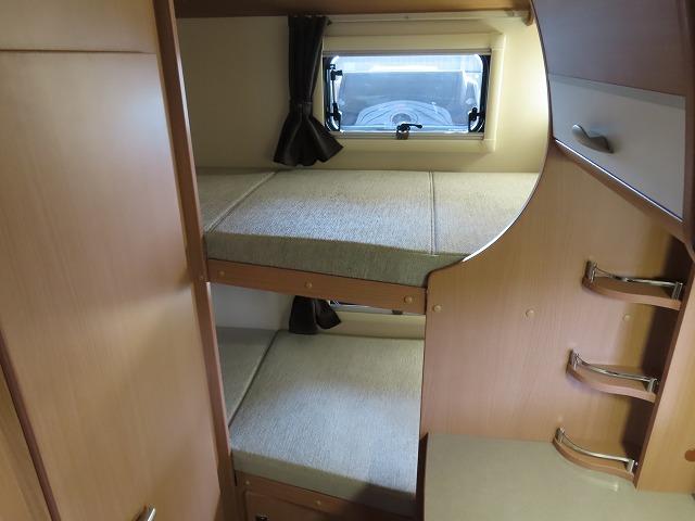 カムロード 　フジカーズジャパン　ＮＯＶＡ　タイプＷ　６名乗車６名就寝　シンク　冷蔵庫電子レンジ　トリプルサブバッテリー　急速充電　外部充電　家庭用エアコン　ＦＦヒーター　マックスファン　１５００Ｗインバーター（7枚目）